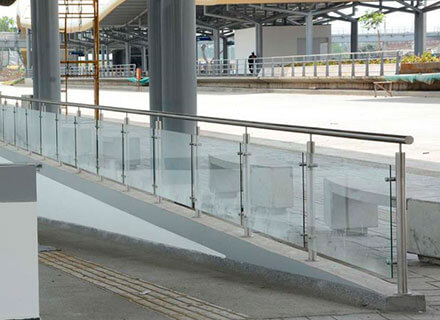 Pasamanos terminal de transporte