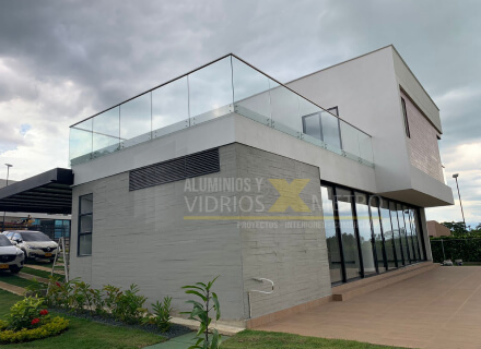 Pasamanos en acero y vidrio