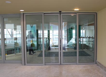 Puertas eléctricas en aluminio y vidrio con sensor